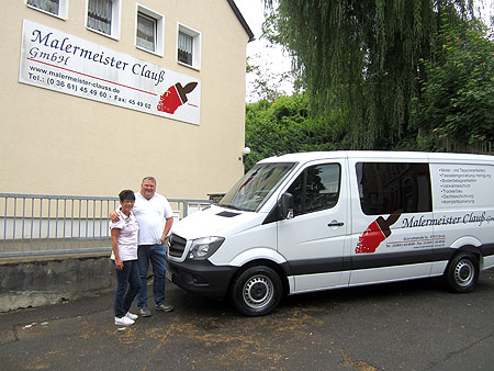 Malermeister Andreas Clauss mit seiner Frau Firmengebäude der Malermeister Clauß GmbH und Firmenfahrzeug